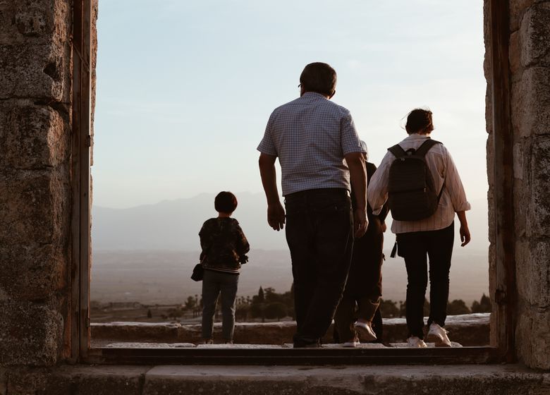 Antik kalıntıları gezen, çocuklu bir aile
