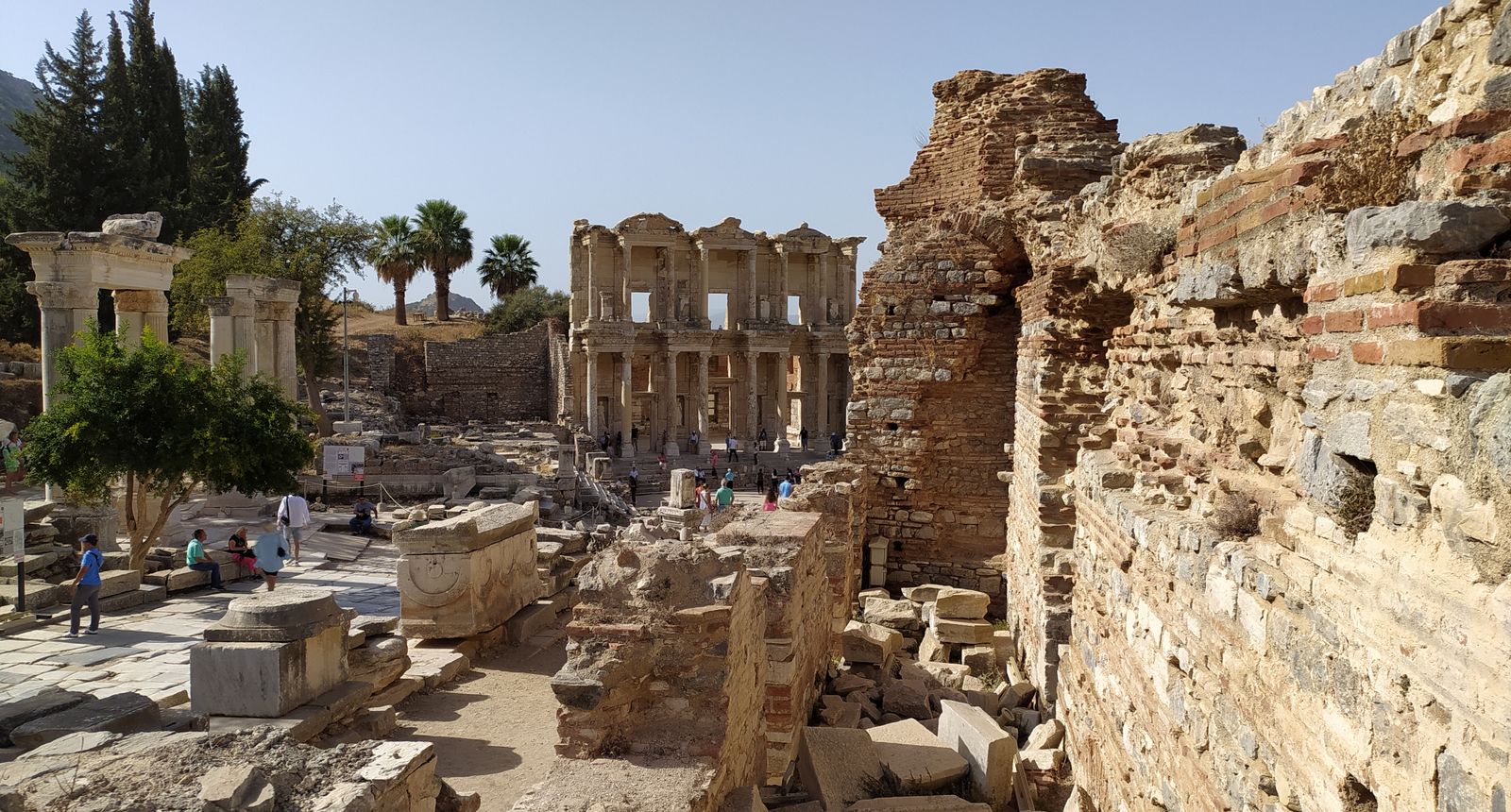 Efes Antik Kenti’nin mermer caddeleri ve kalıntıları