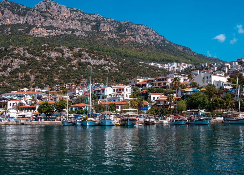 Kaş kıyısında denize bakan beyaz evler