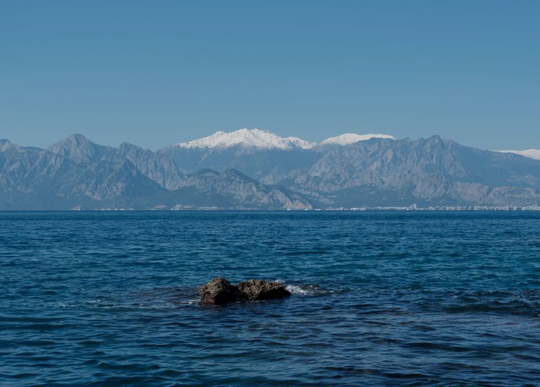 Akdeniz kıyısında uzanan Likya Yolu patikası