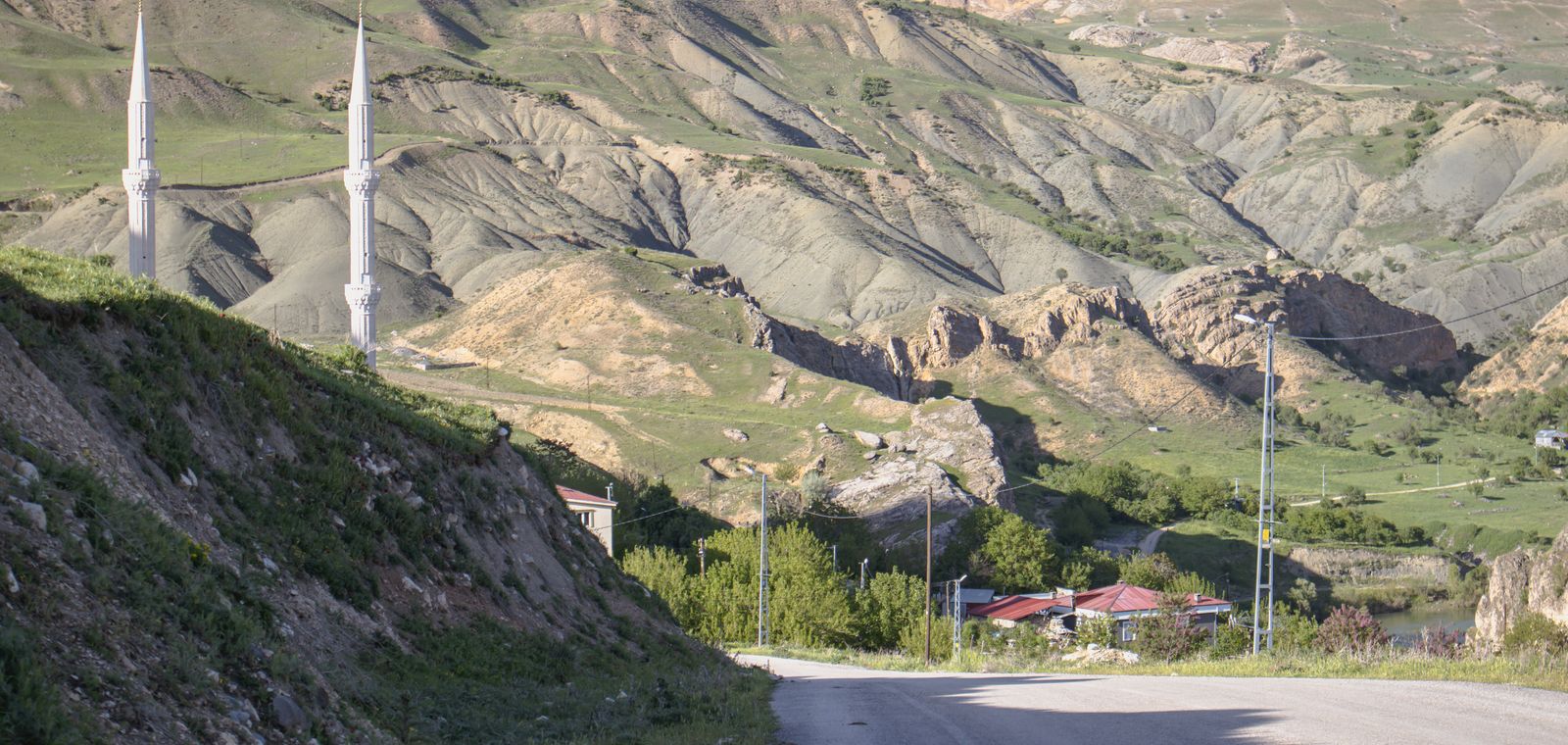 Anadolu’da dağların arasından geçen kıvrımlı bir yol