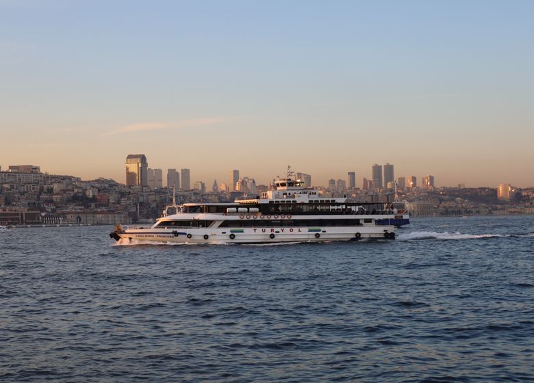 İstanbul Boğazı’nda yol alan bir tur teknesi