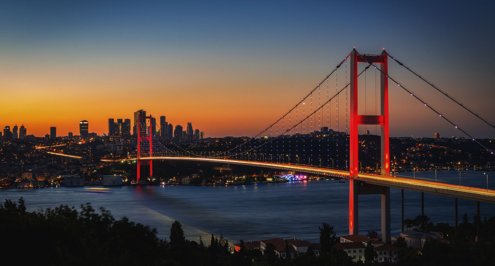 Gün batımında İstanbul Boğazı ve tarihi yarımada silüeti