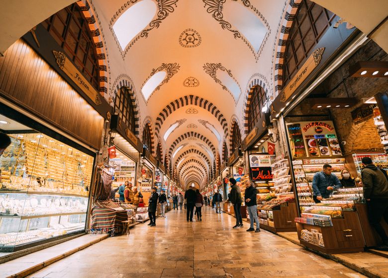 Kapalıçarşı’nın kemerli, lambalı iç koridoru