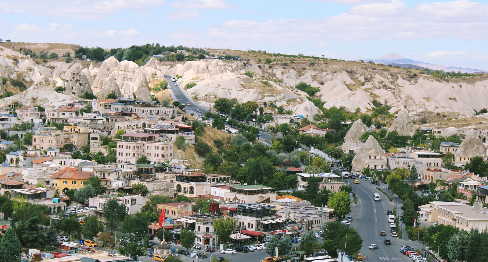 Göreme çevresinde uzanan Kapadokya vadileri ve peri bacaları