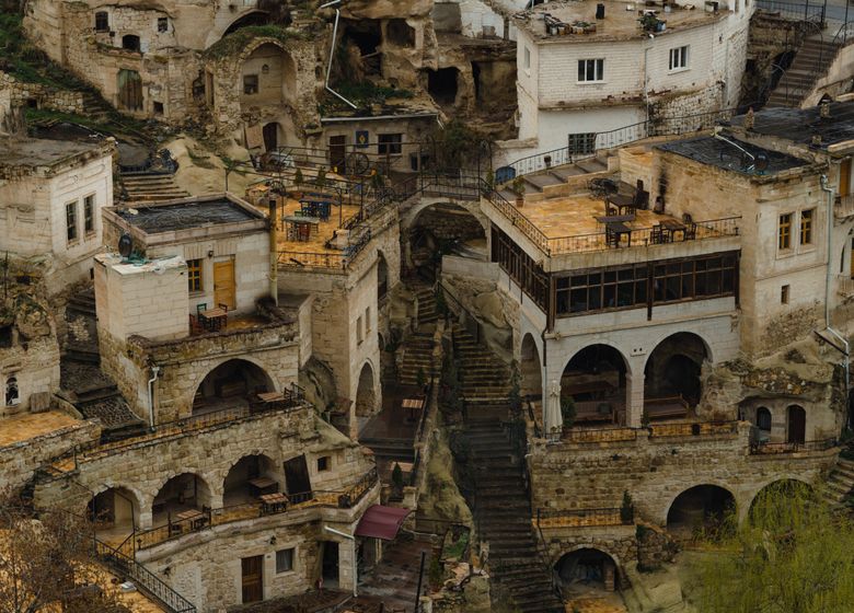 Kapadokya’da kayaya oyulmuş bir mağara otel terası