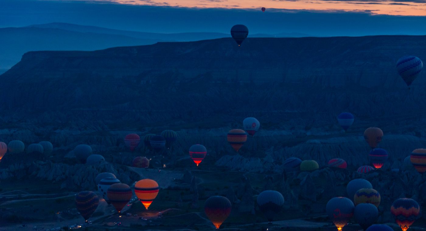 Sabah göğünde Kapadokya üzerinde yüzlerce sıcak hava balonu