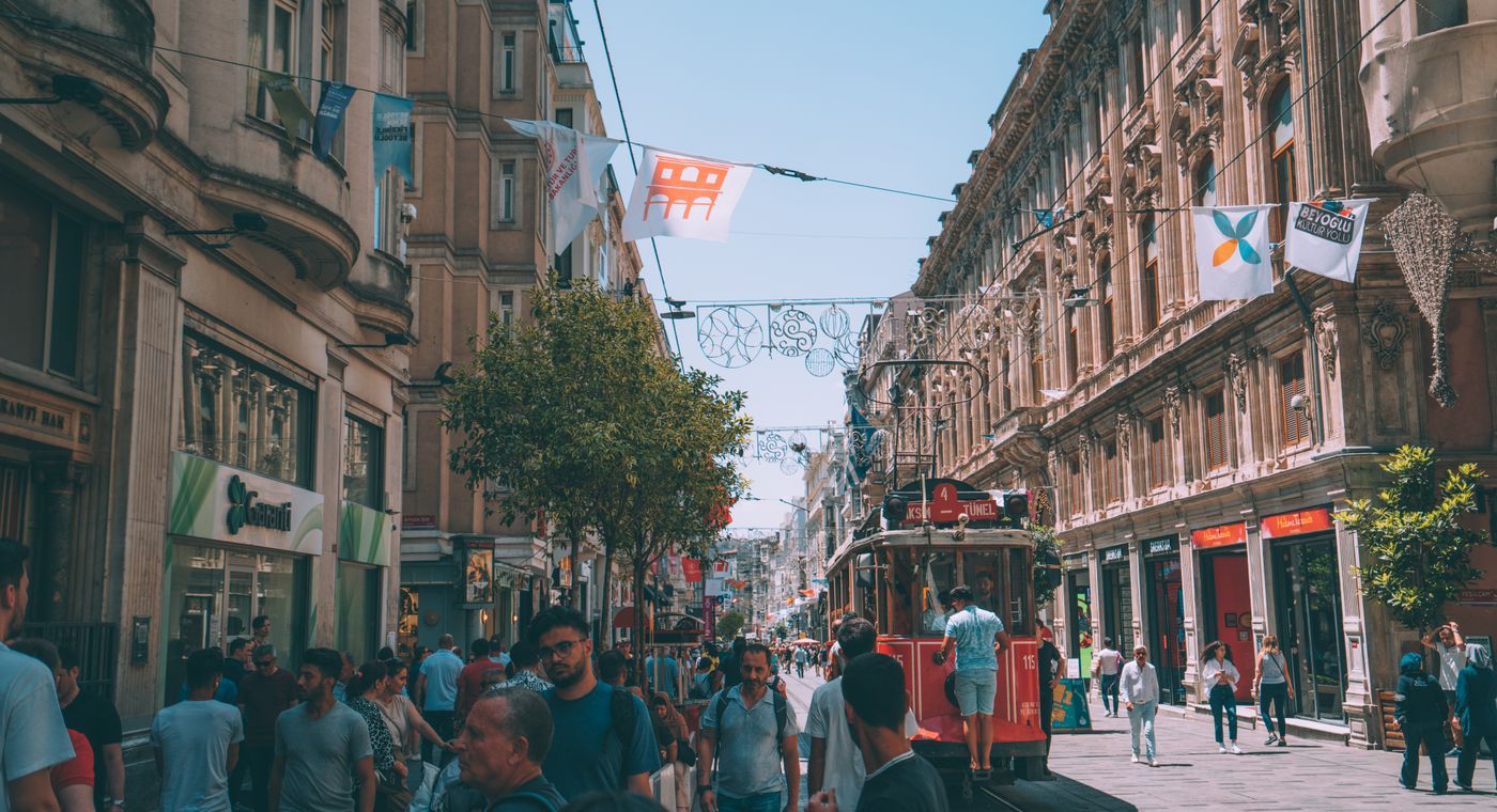 İstiklal Caddesi’nde nostaljik tramvay ve kalabalık