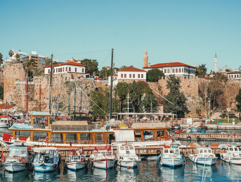 Antalya’nın tarihi limanı ve Akdeniz kıyı şeridi