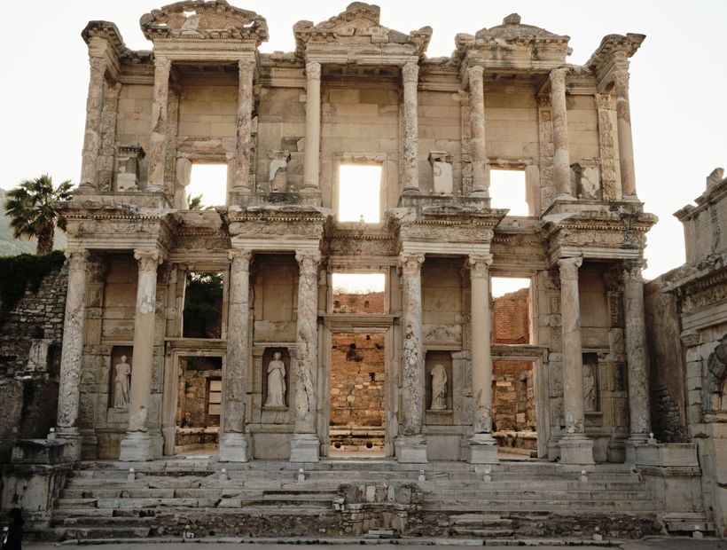 Efes Antik Kenti’ndeki Celsus Kütüphanesi cephesi