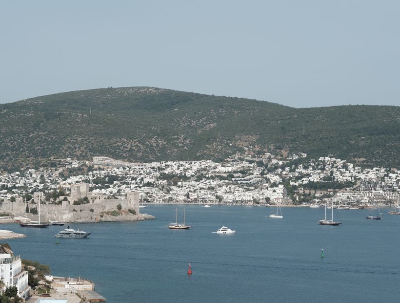 Ege kıyısında beyaz evler ve turkuaz deniz