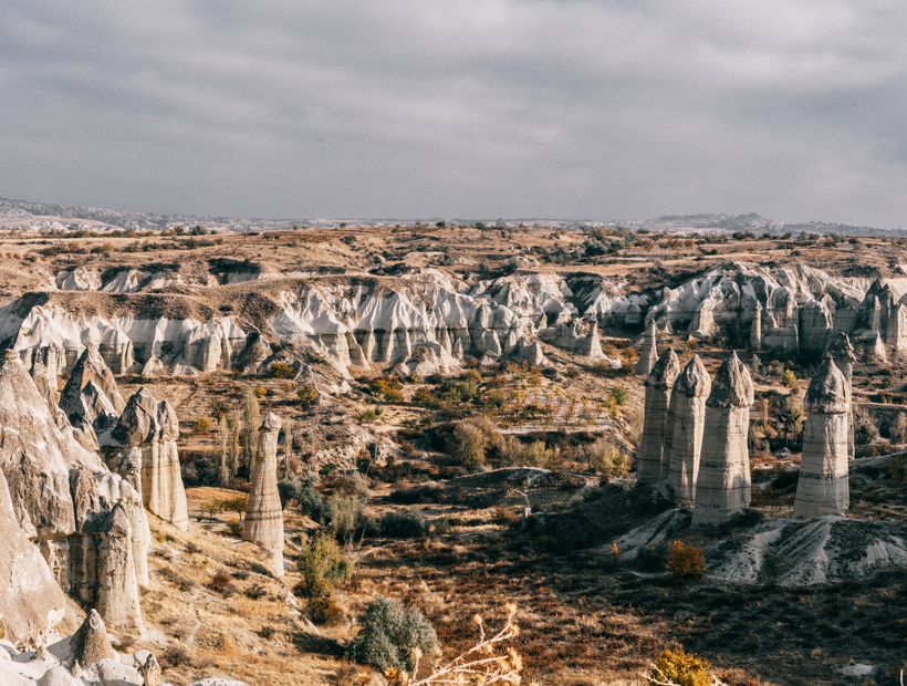 Kapadokya’da gün ışığında peri bacaları ve vadi manzarası
