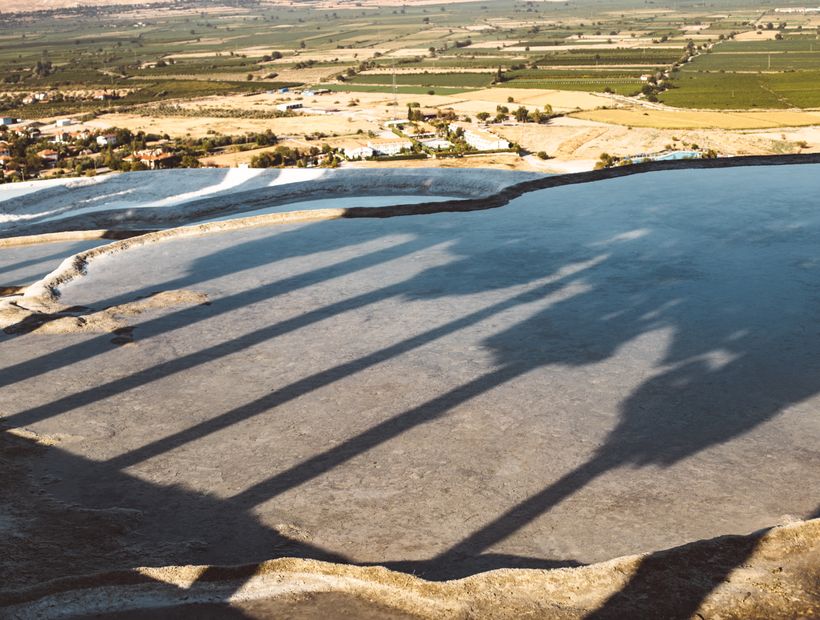 Pamukkale’nin bembeyaz kireç taşı travertenleri